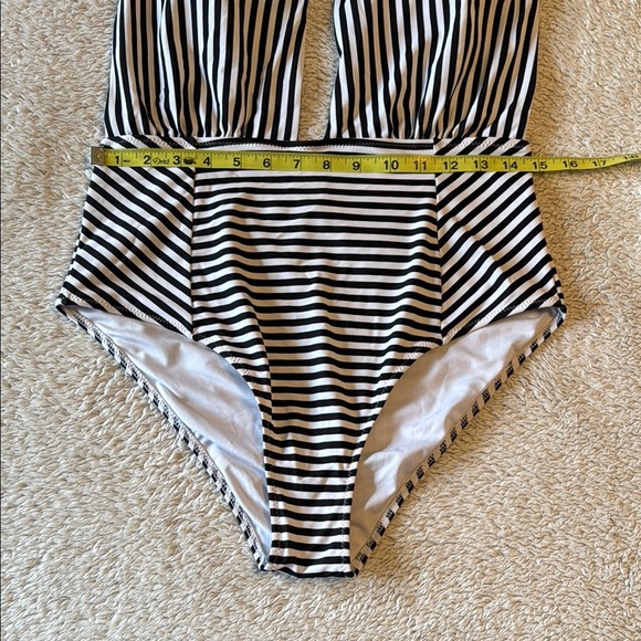 π CUPSHE Black & White Striped Halter Swimsuit β Size XL - Picture 3 of 8